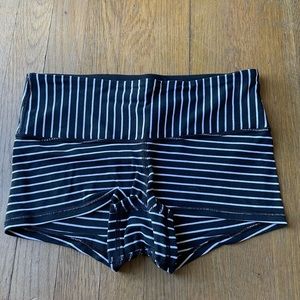 Parallel stripe boogie shorts size 4 booty shorts lululemon